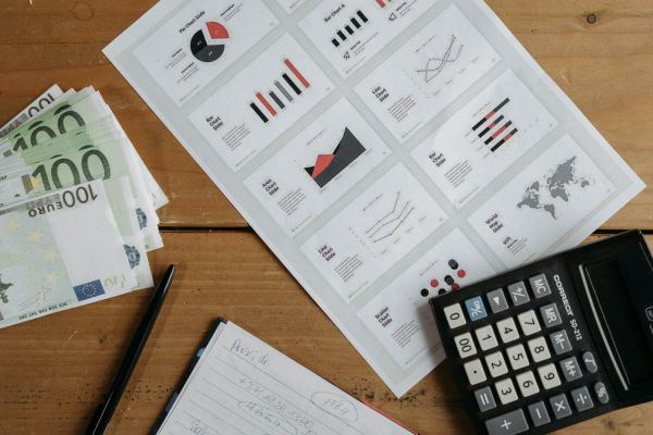 Forwarddarlehen Familie freut sich über die Finanzierung des eigenen Zuhauses
